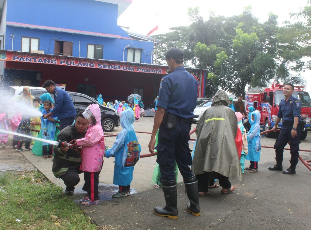 PAUD Islam Cikal Harapan.2 BSD Kunjungi Kantor DAMKAR 