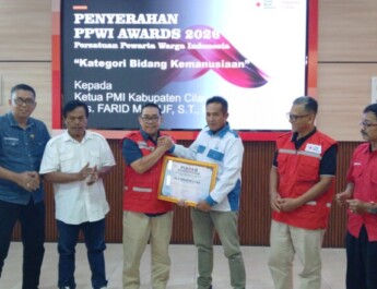 Ketua PMI Cilacap Terima Penghargaan PPWI